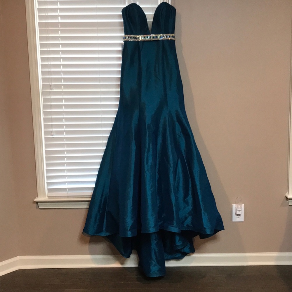 Prom dress never worn with tag still on it